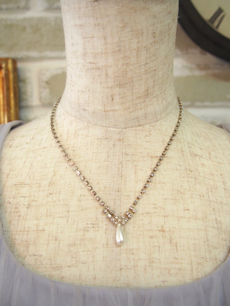 【ネックレス】ティアドロップパール1つ×シルバーストーンV字