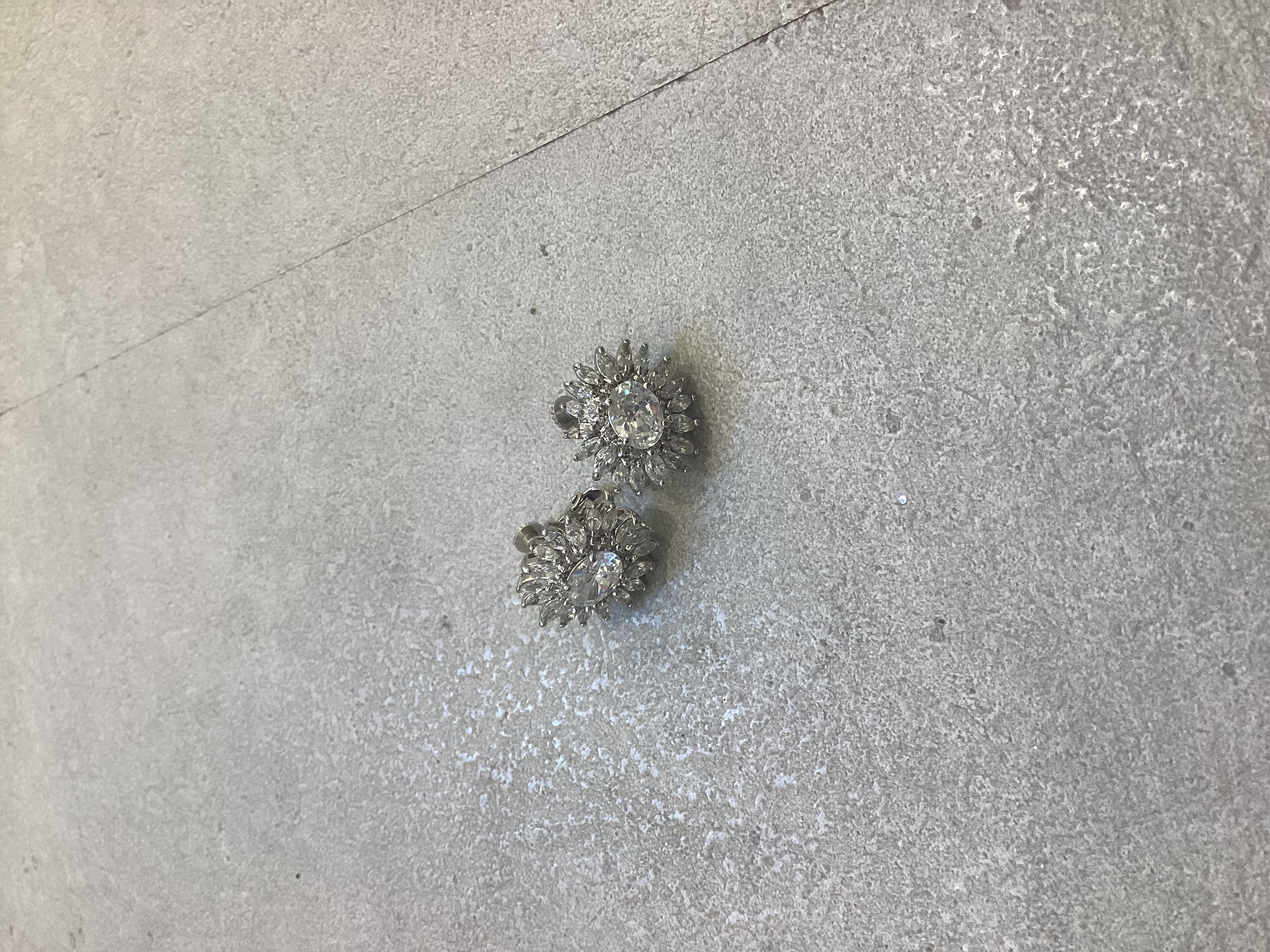 【イヤリング】ギザギザフラワービジューシルバー