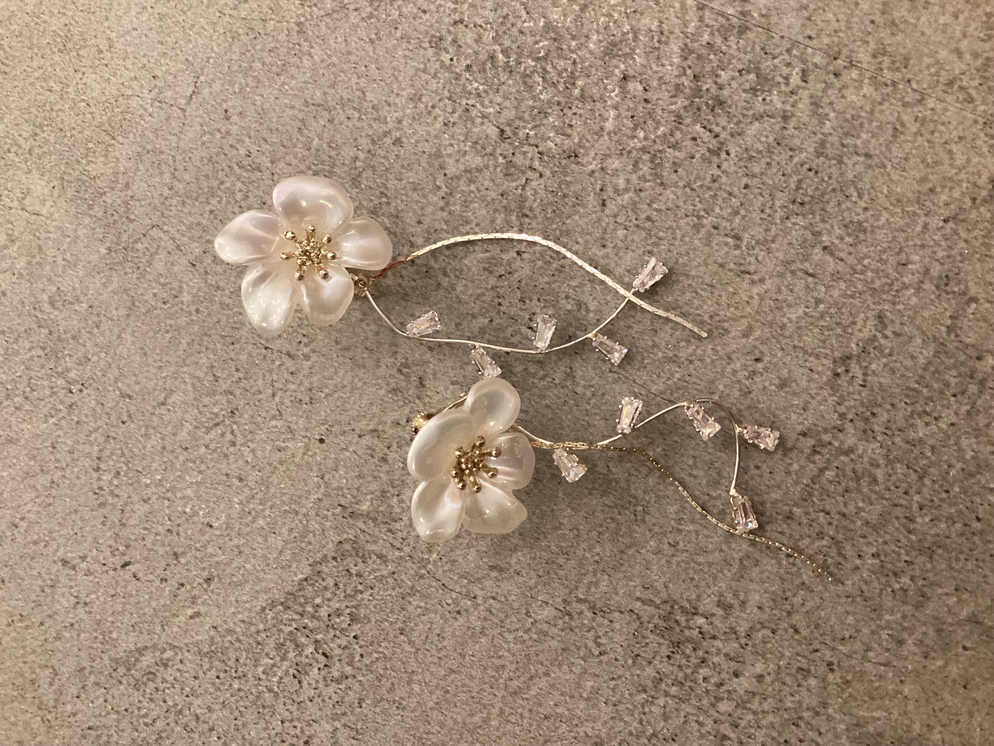 白いお花×チェーンダイヤ付ロングイヤリング