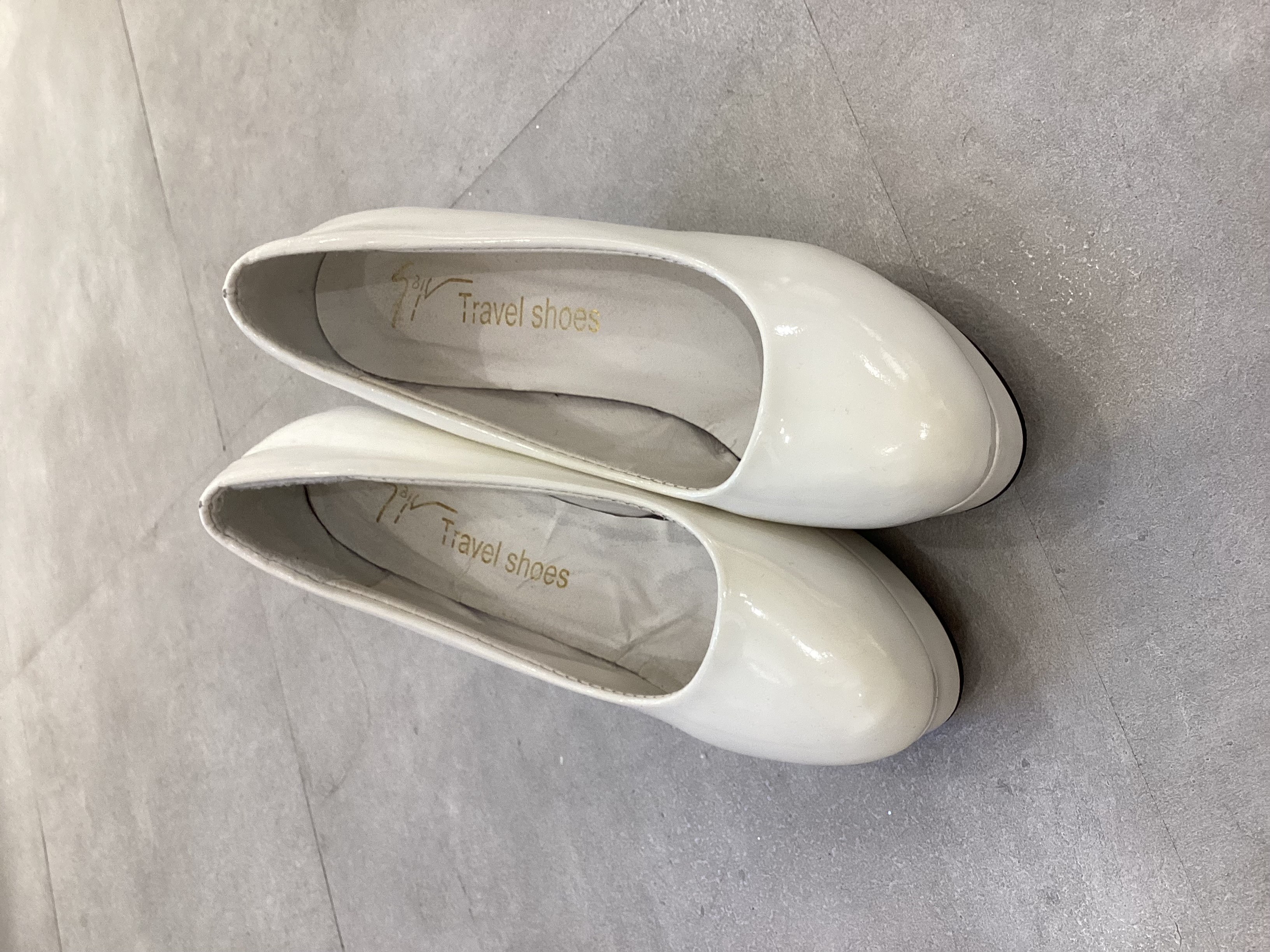 【パンプス】Travel shoes ホワイトエナメル 38 24cm  11cmヒール