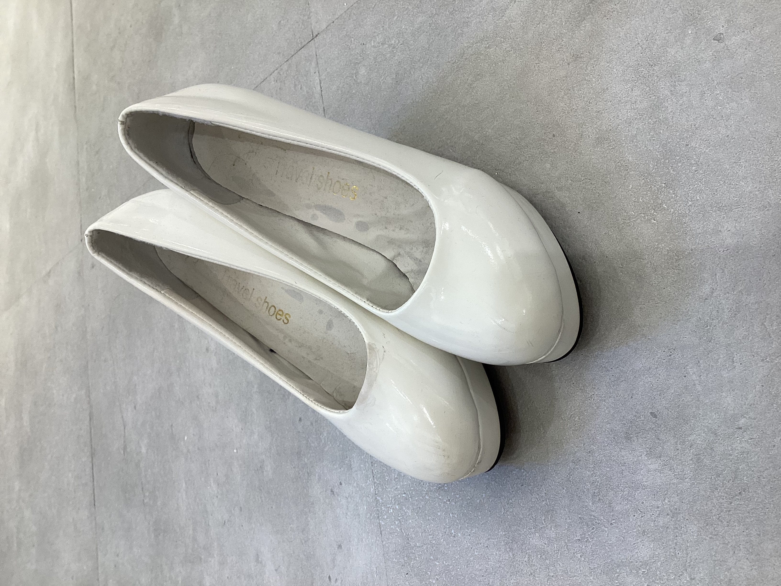 【パンプス】 Travel shoes ホワイトエナメル　38 24cm 11cmヒール