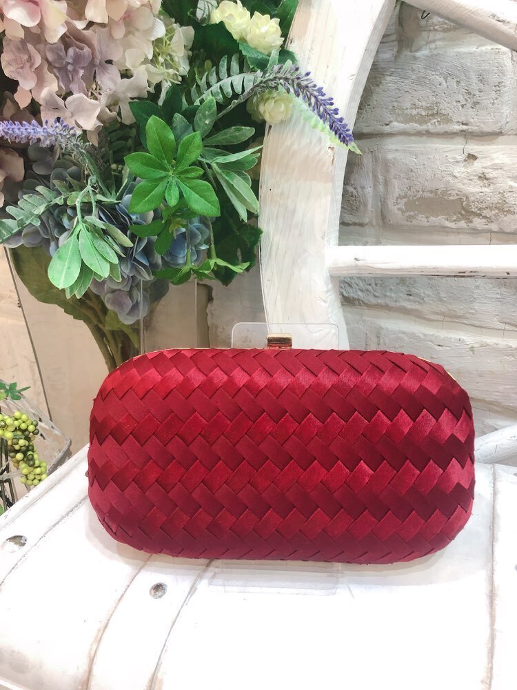 【バック】レッドサテン　幾何学柄