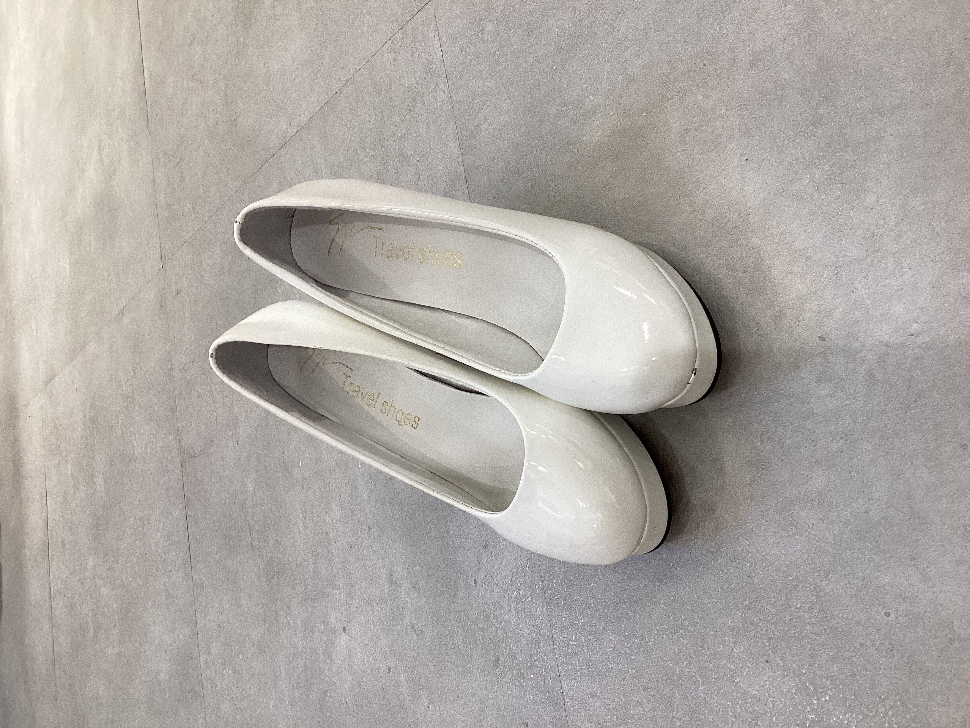 【パンプス】ホワイトエナメル　Travelshoe 37 23.5cm 11cmヒール