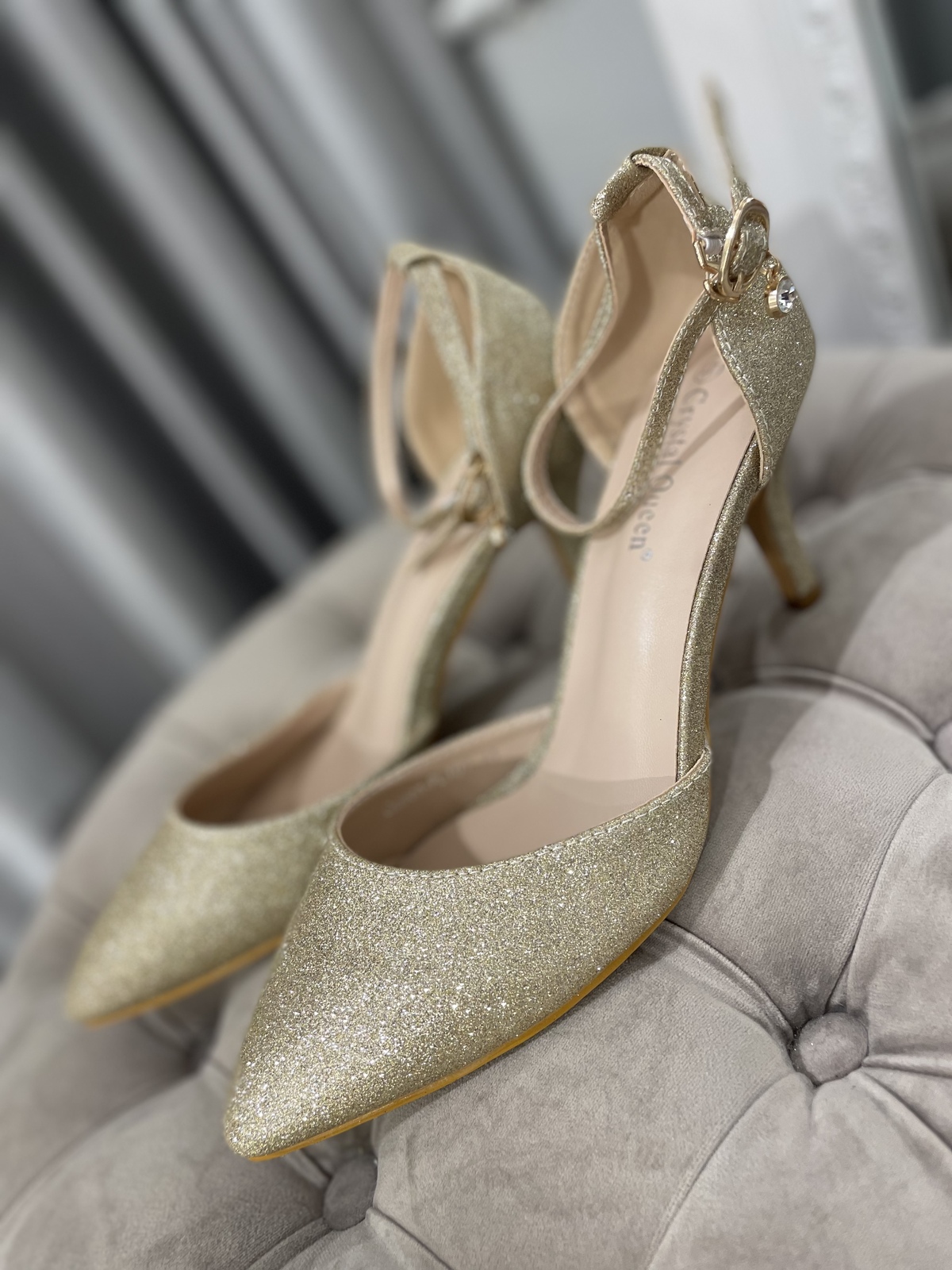 【パンプス】CrystalQueenゴールドグリッターストラップパンプス42（26cm相当）