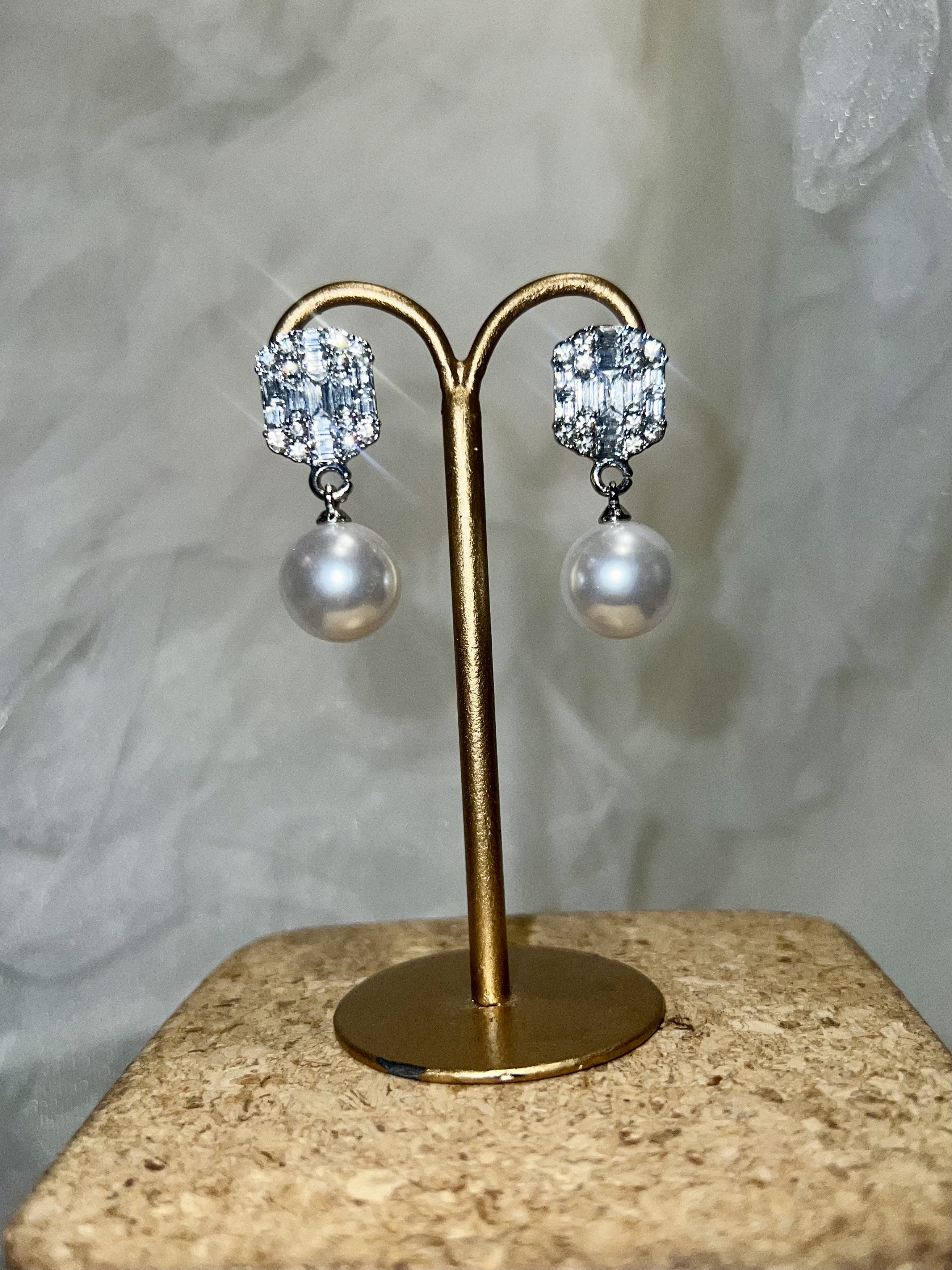 【ピアス】　ブロック型ストーン大粒パールピアス