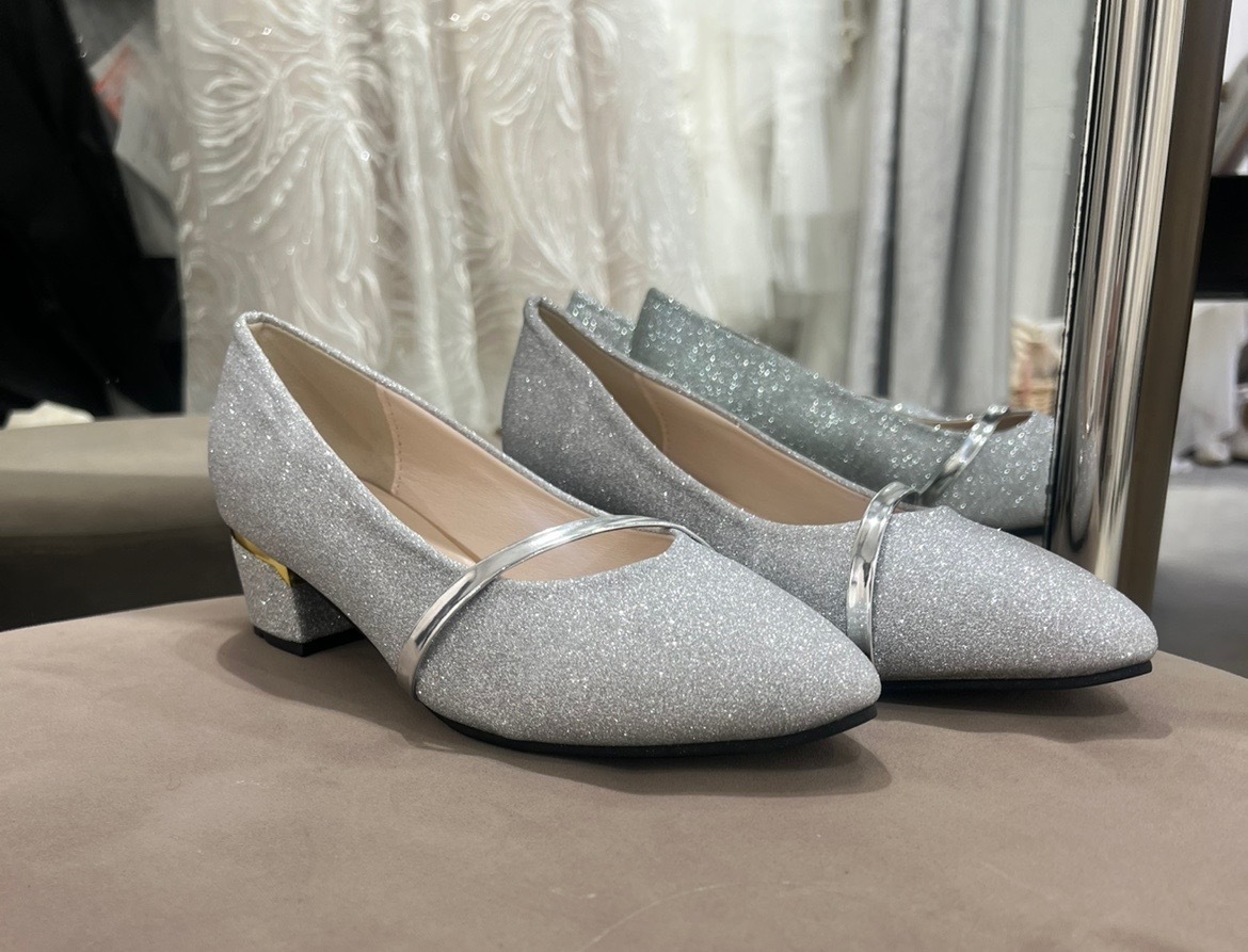 【パンプス】シルバーラメ　光沢ラインパンプス　4センチヒール　(40)  25センチ相当