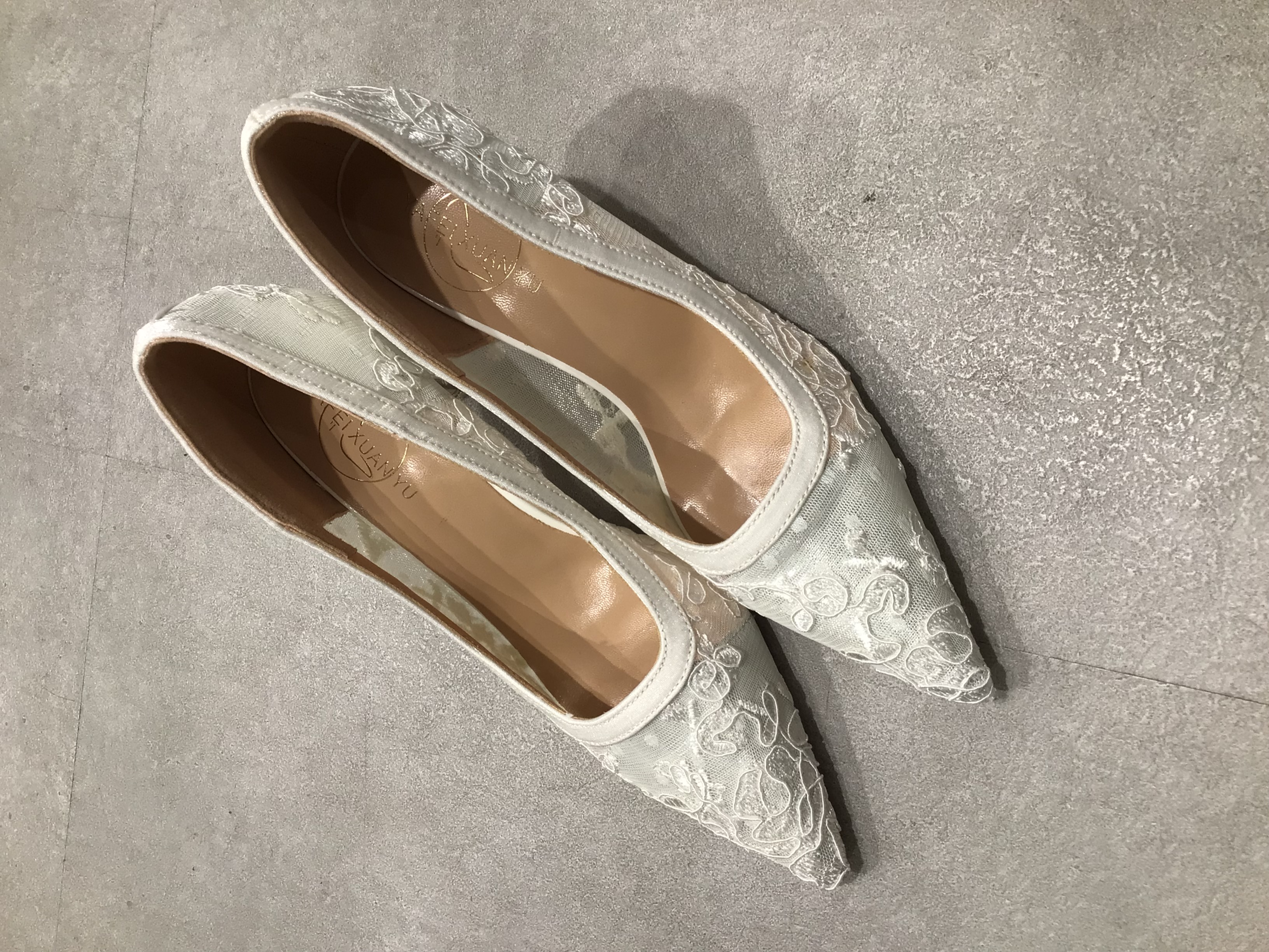 【パンプス】白レースゴールドヒール　22cm  7cmヒール