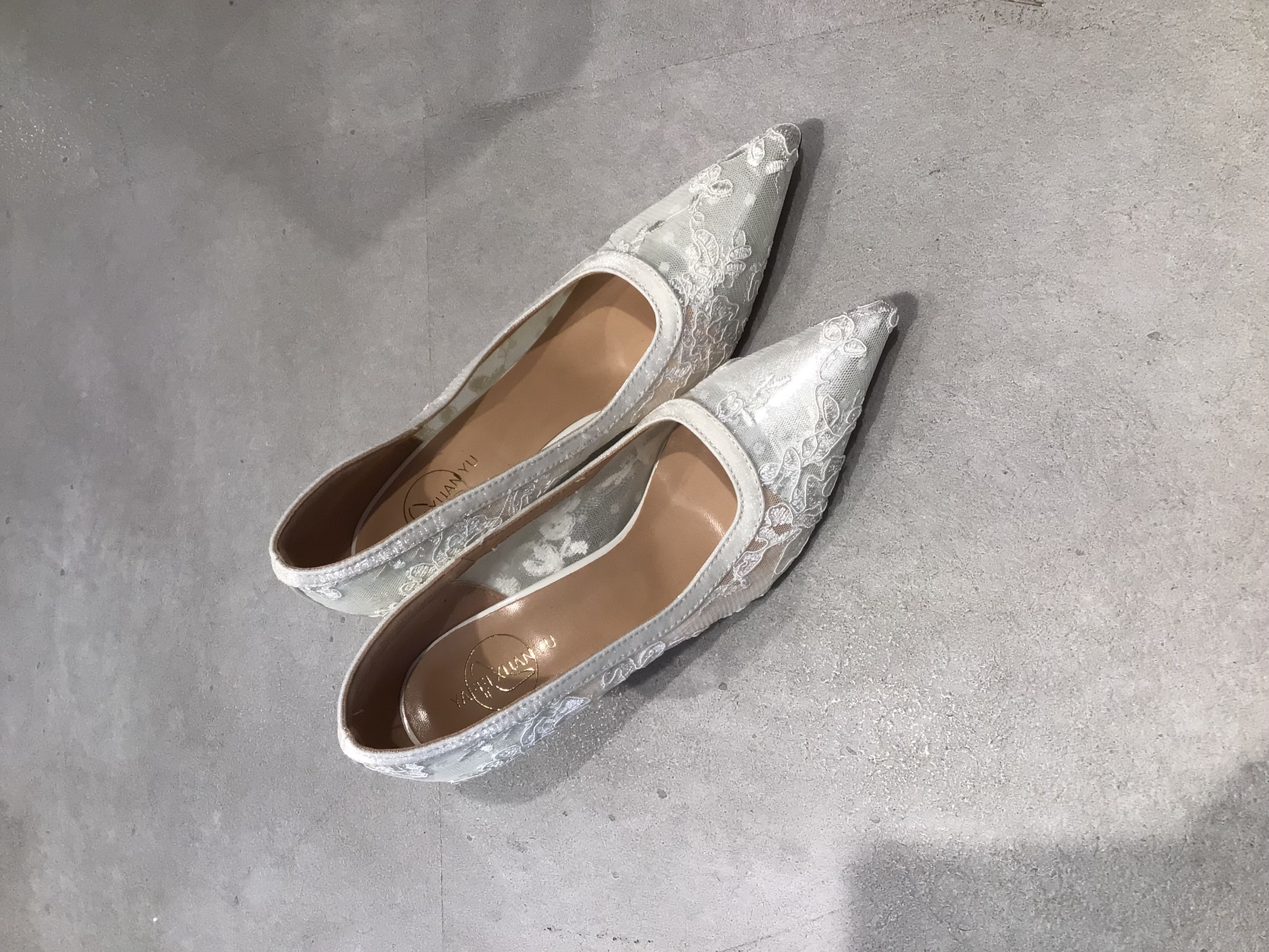 【パンプス】白レースゴールドヒール　23cm 7cmヒール