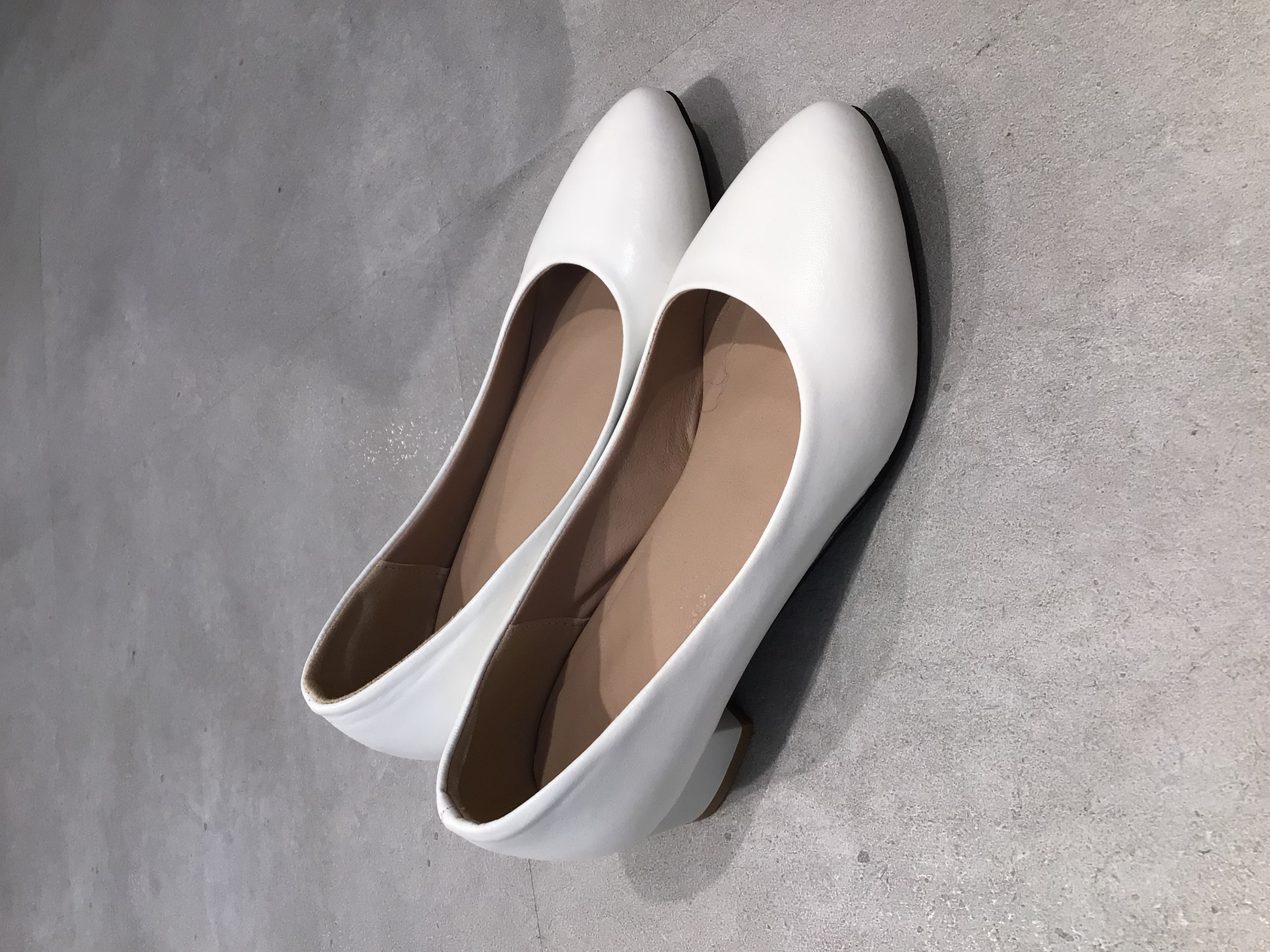 【パンプス】白ムースパンプス　24.5 4cmヒール