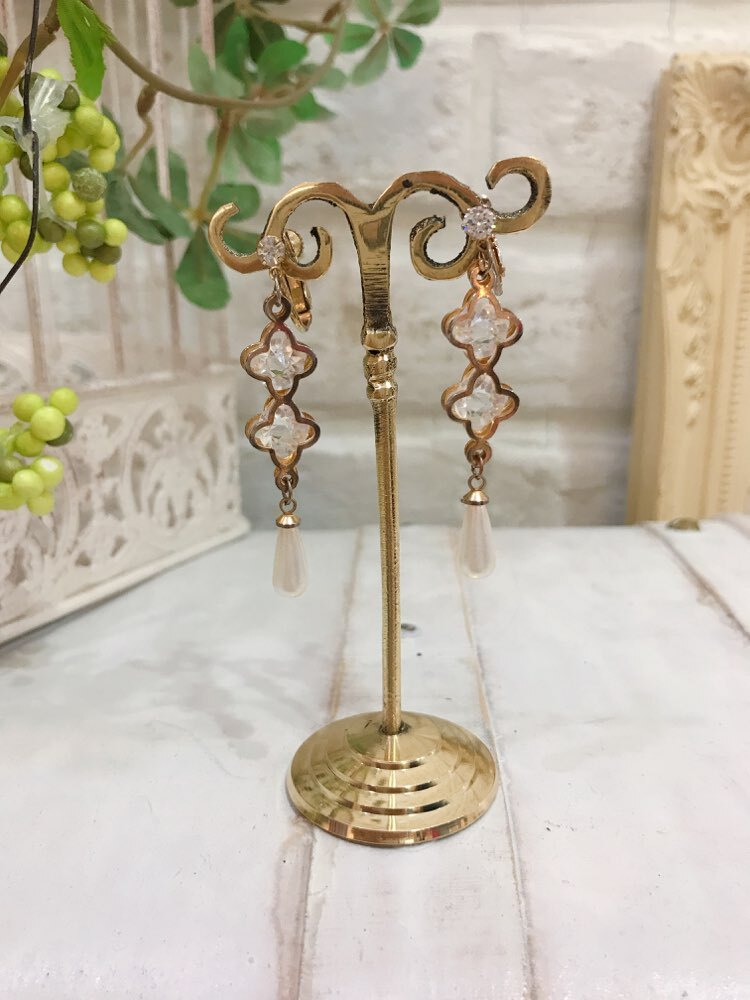 【イヤリング】四つ葉2個×涙型パール