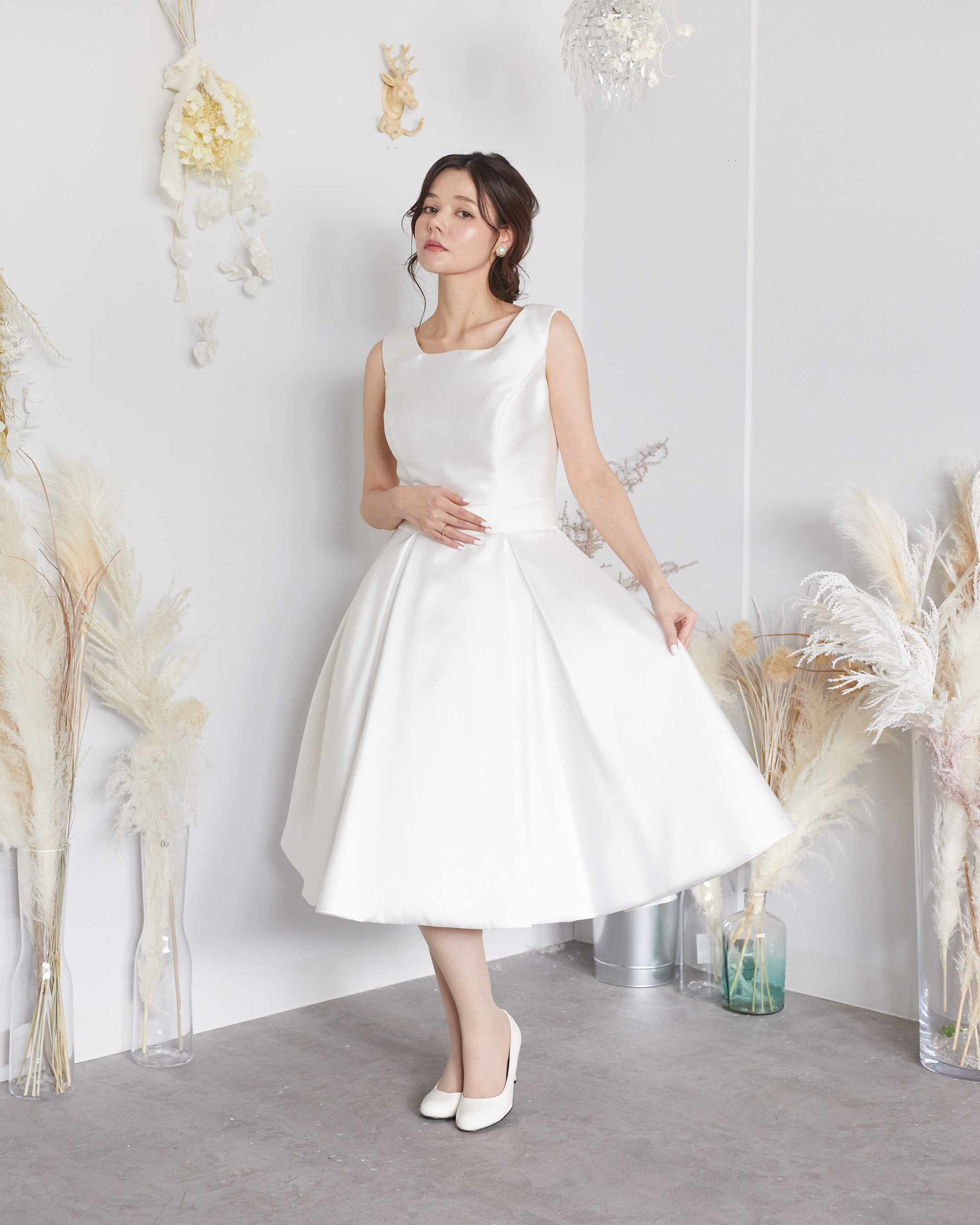 純白クラシカルデザインノースリーブミモレ丈ドレス