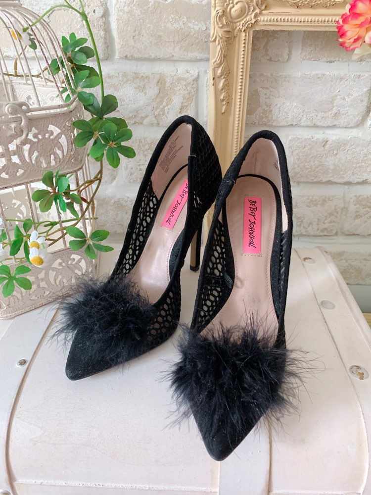 Betsey Johnson/フェザー付き・ブラックパンプス７【24.5㎝】ﾋｰﾙ11㎝